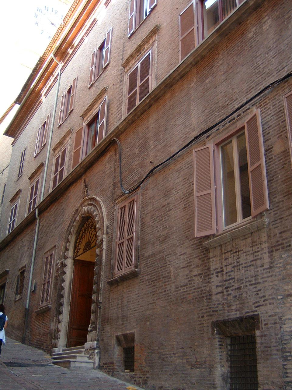 Trasferiti uffici del Comune di Macerata a palazzo Conventati