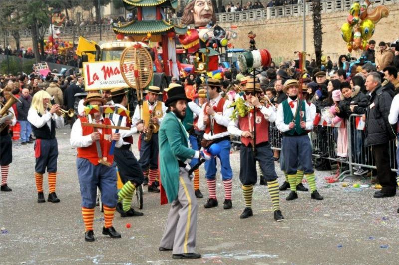 Ultimi preparativi per il Carnevale Maceratese ai giardini Diaz