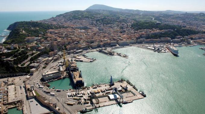 Porto di Ancona: Finanza sequestra prodotti contraffatti