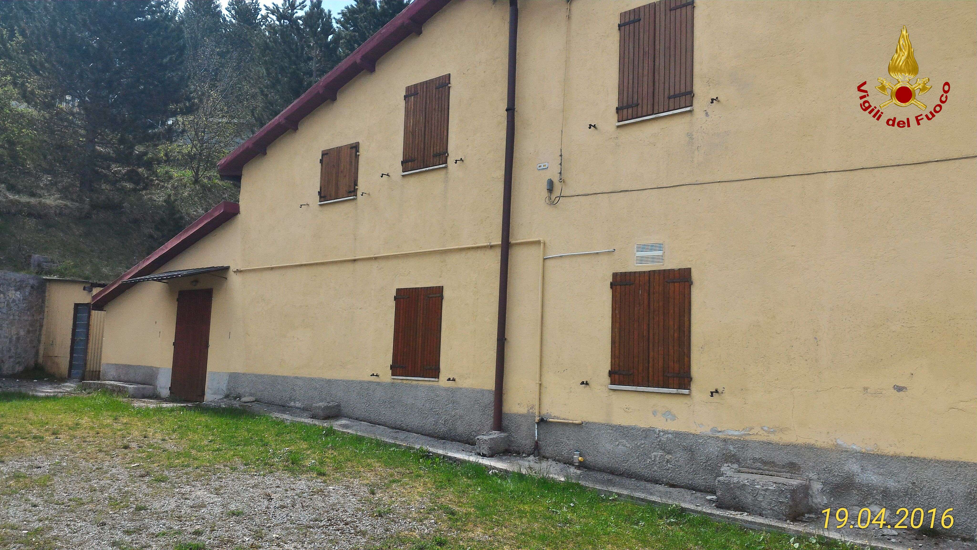 Incendio di materassi in hotel chiuso a Frontignano