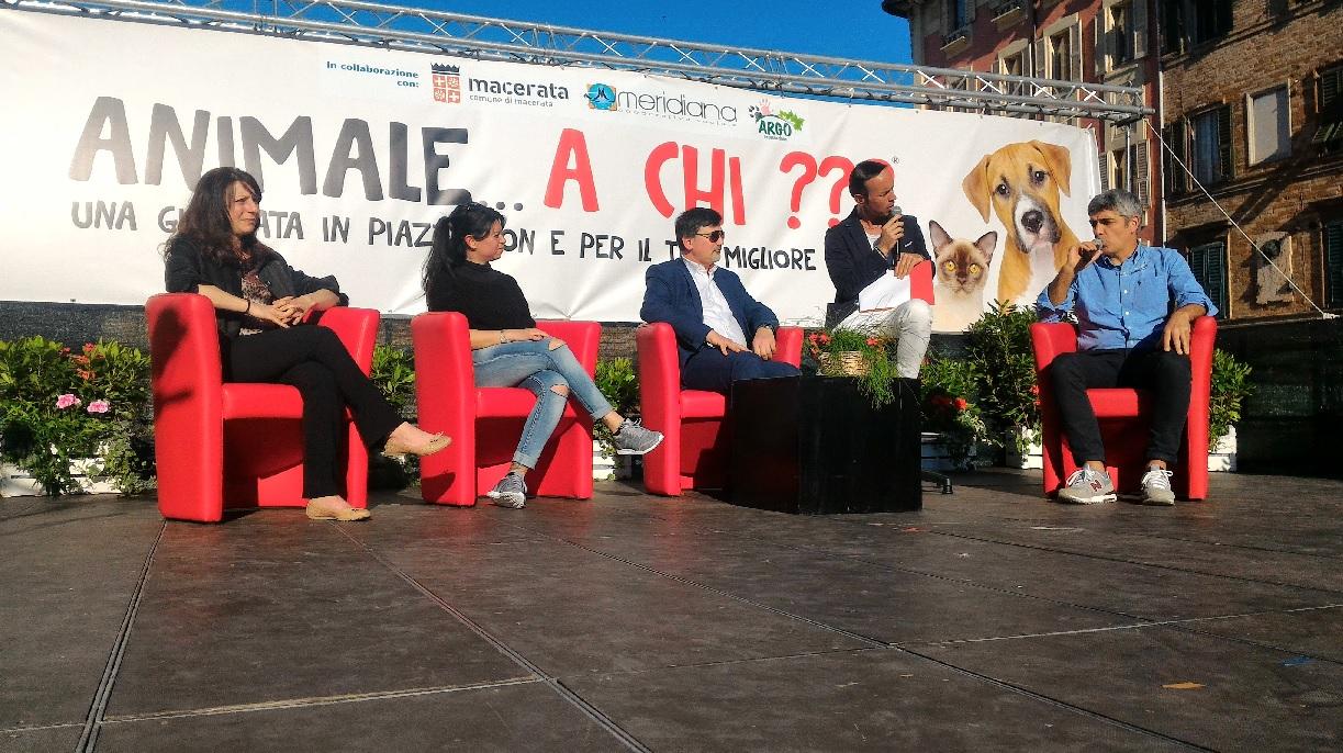 Cani e umani in piazza per lo spettacolo “Animale … a Chi?