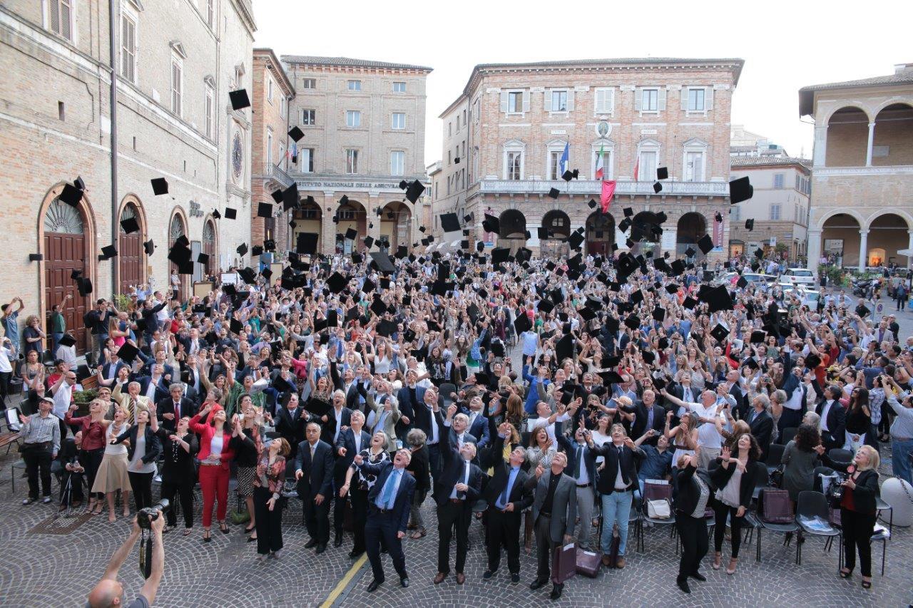 Gioia e commozione alla Giornata del Laureato Unimc