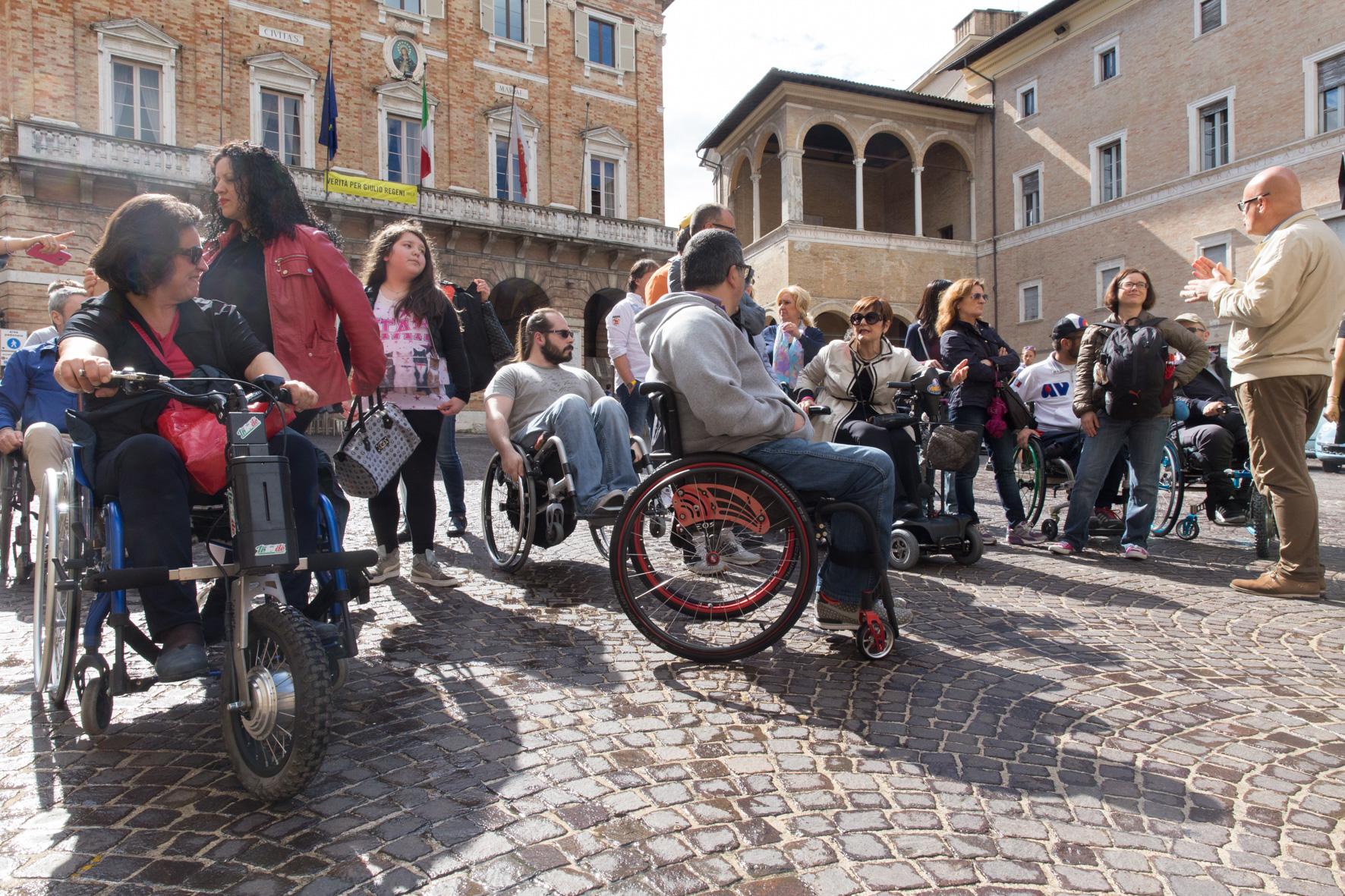 Il percorso a ostacoli dei disabili in centro storico