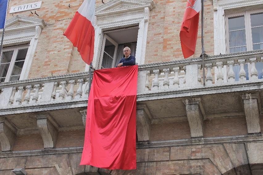 Drappo rosso in Piazza della Libertà contro il femminicidio