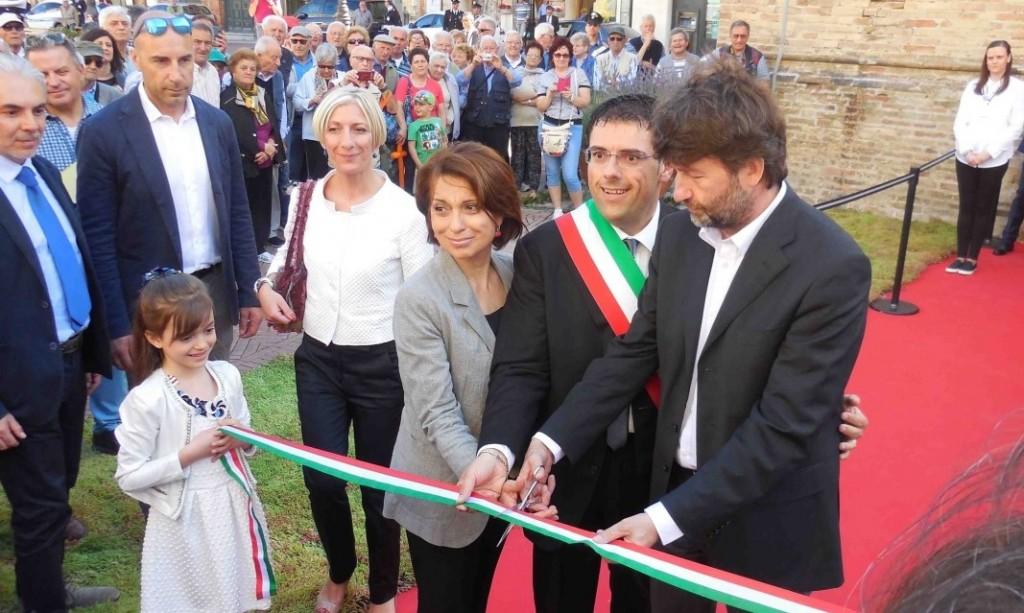 L'assessore Rita Soccio, il prefetto Roberta Preziotti, il sindaco Francesco Fiordomo e il ministro Dario Franceschini inaugurano la Torre del Borgo