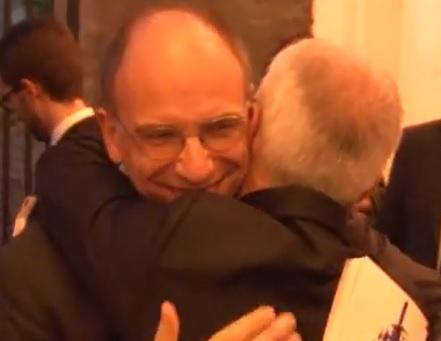 Enrico Letta abbracciato dal sindaco Romano Carancini
