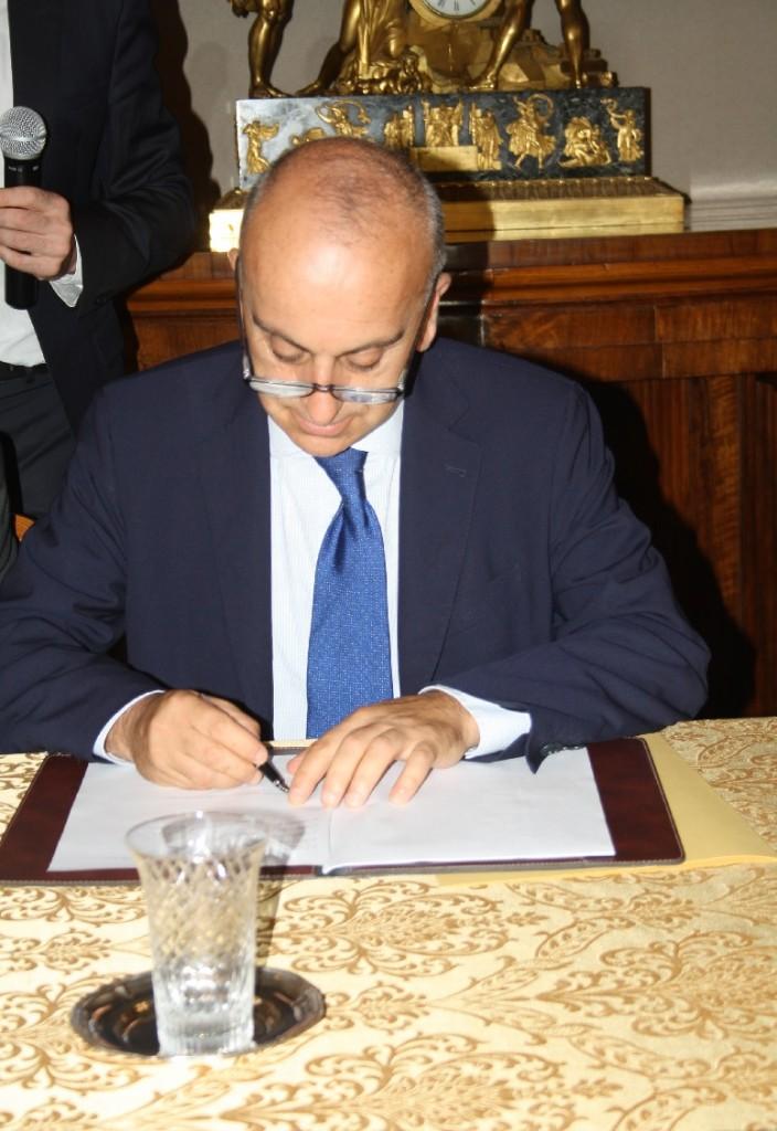 Il sottosegretario Bocci firma l'accordo