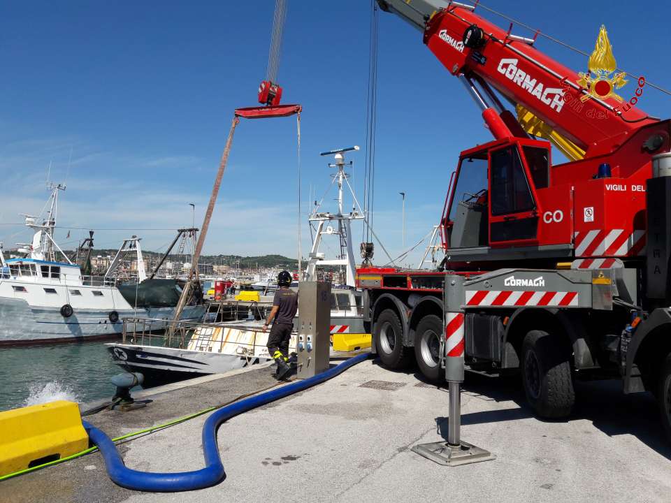 Civitanova: affonda Il Biondo nel porto, subito recuperato