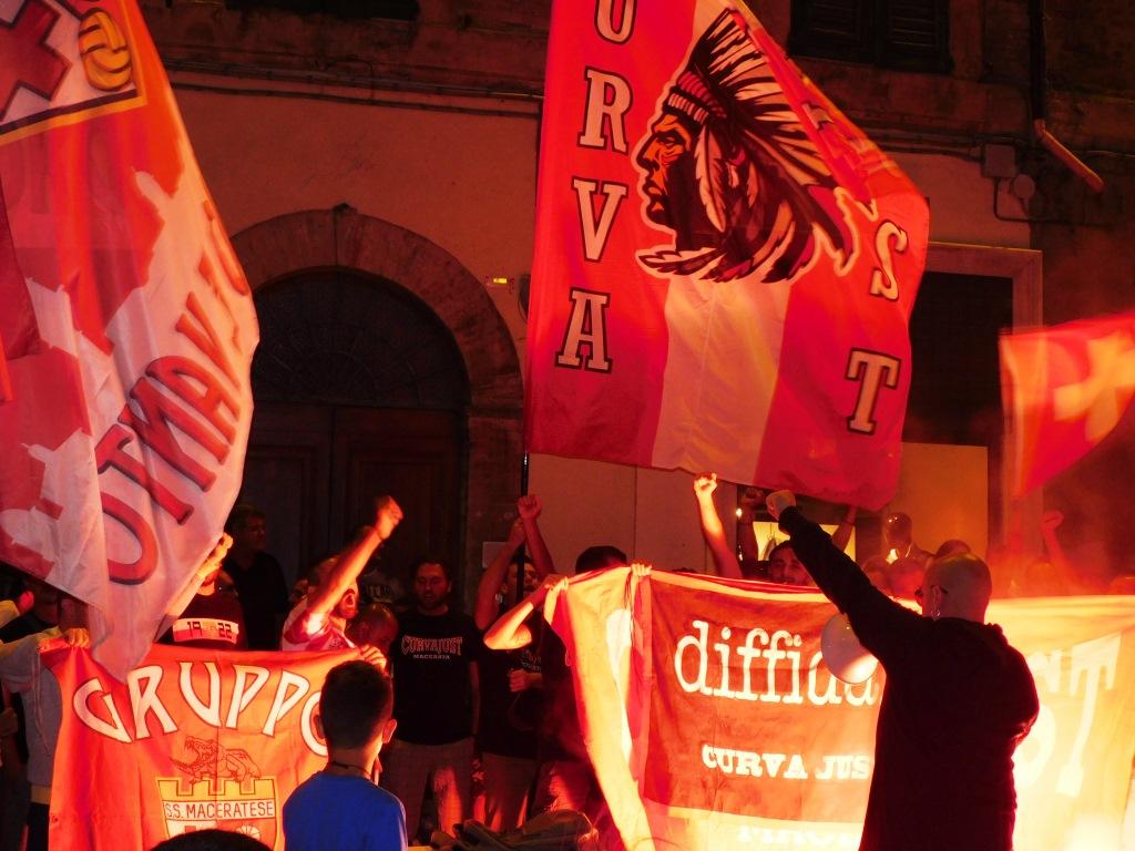 Presentazione in piazza della Maceratese, festa dei tifosi