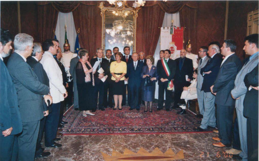 Carlo Azeglio Ciampi nella sala del consiglio comunale durante la visita del 2000