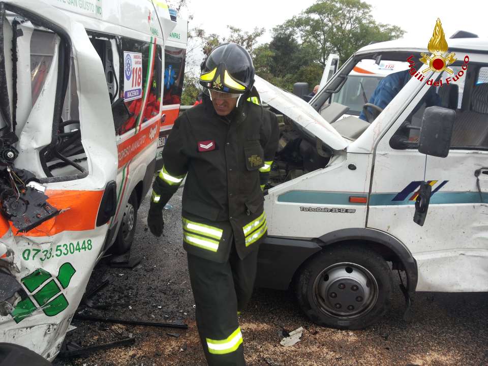 Incidente a San Claudio, ambulanza speronata da furgone