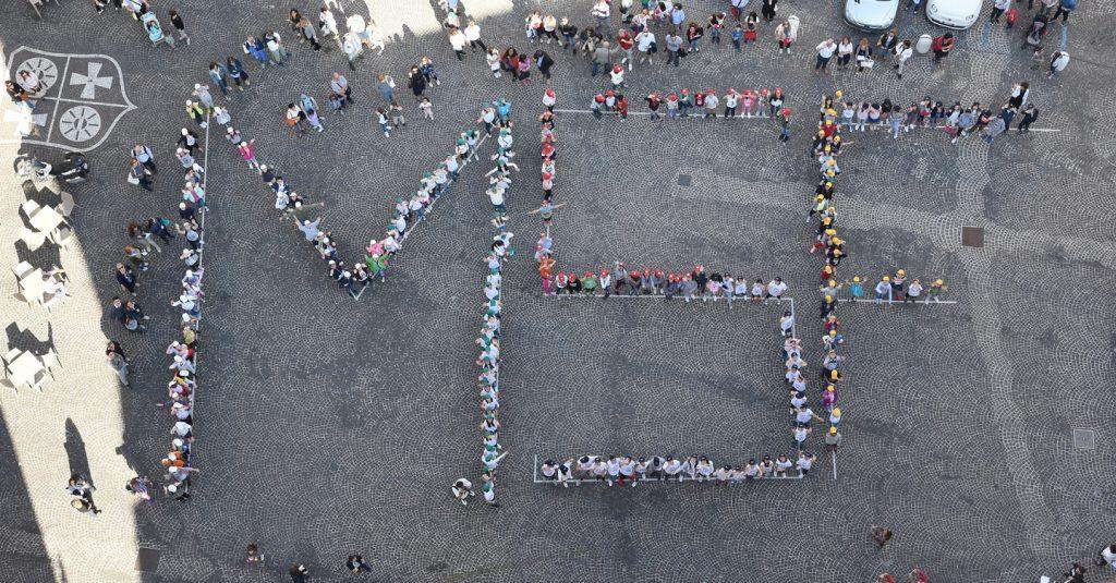 La sigla del Macerata School festival composta dagli scolari, ripresa dalla Torre Civica