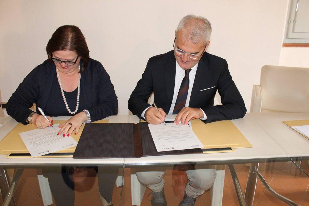 La presidente della Fondazione Carima Rosaria Ruiti Del Balzo e il sindaco Romano Carancini