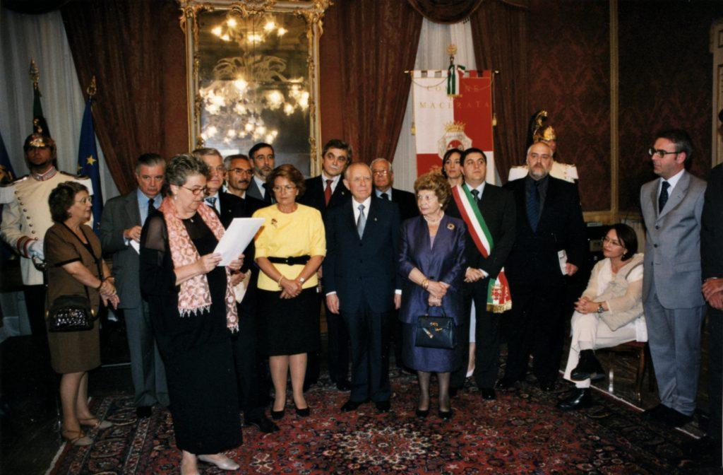 Barbara Pojaghi riceve nel 2000 il Presidente della Repubblica Carlo Azeglio Ciampi