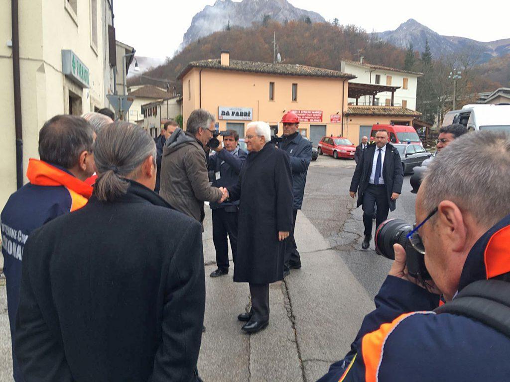Luca Ceriscioli accoglie il presidente della Repubblica all'arrivo a Ussita