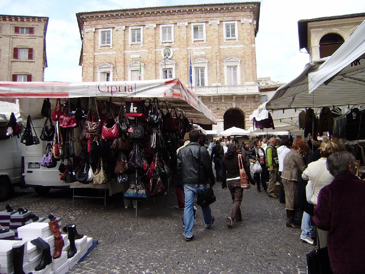 Sospeso a Macerata il mercato settimanale del mercoledì nel centro storico