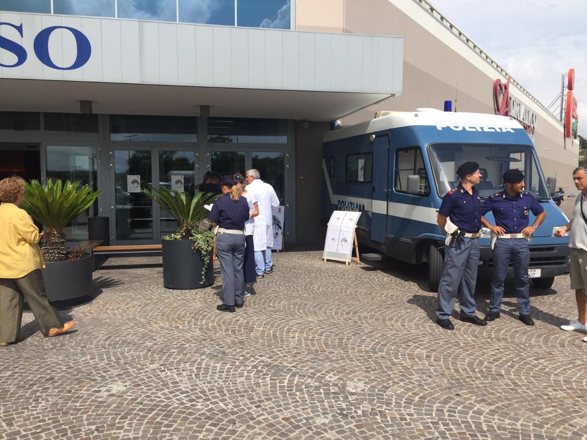 A Civitanova Marche il camper della Polizia contro la violenza sulle donne