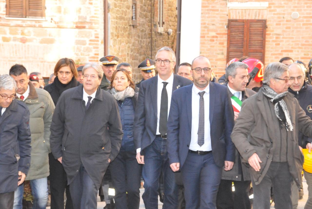 Il presidente del Consiglio Paolo Gentiloni a San Ginesio con i terremotati