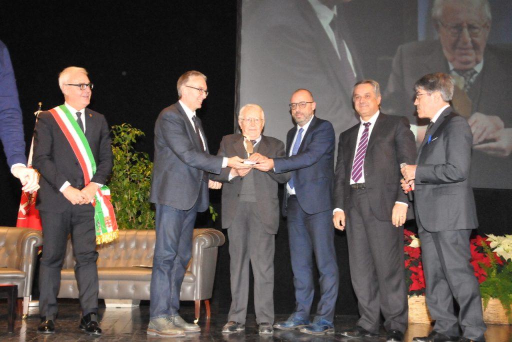 La premiazione di Giuseppe Zamberletti