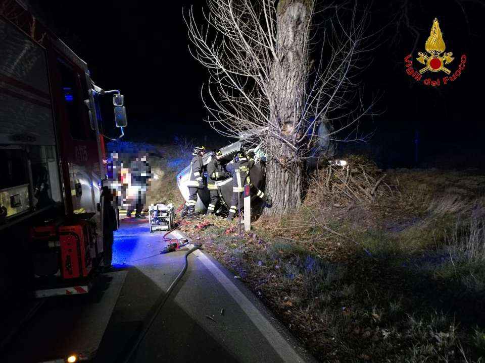 Matelica: auto contro un albero, muore conducente