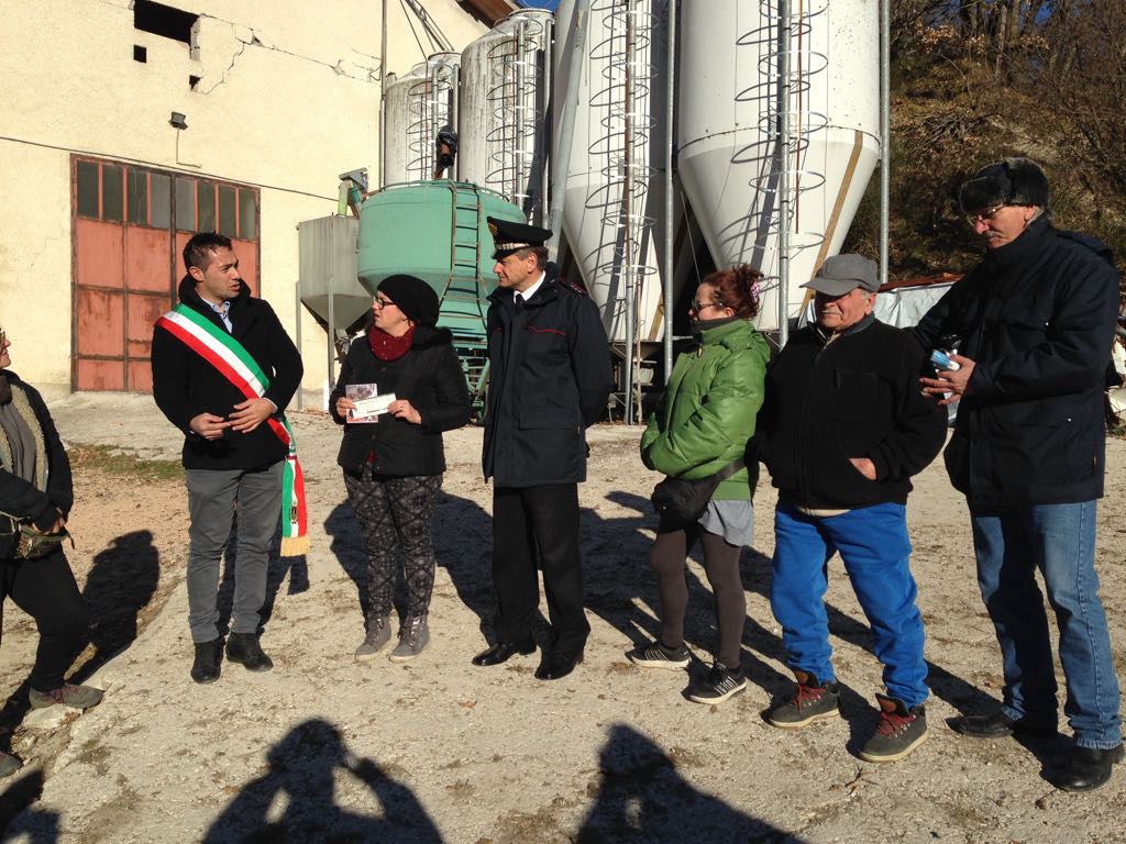 Terremoto, Carabinieri trentini in congedo aiutano l’azienda agricola Lucarini