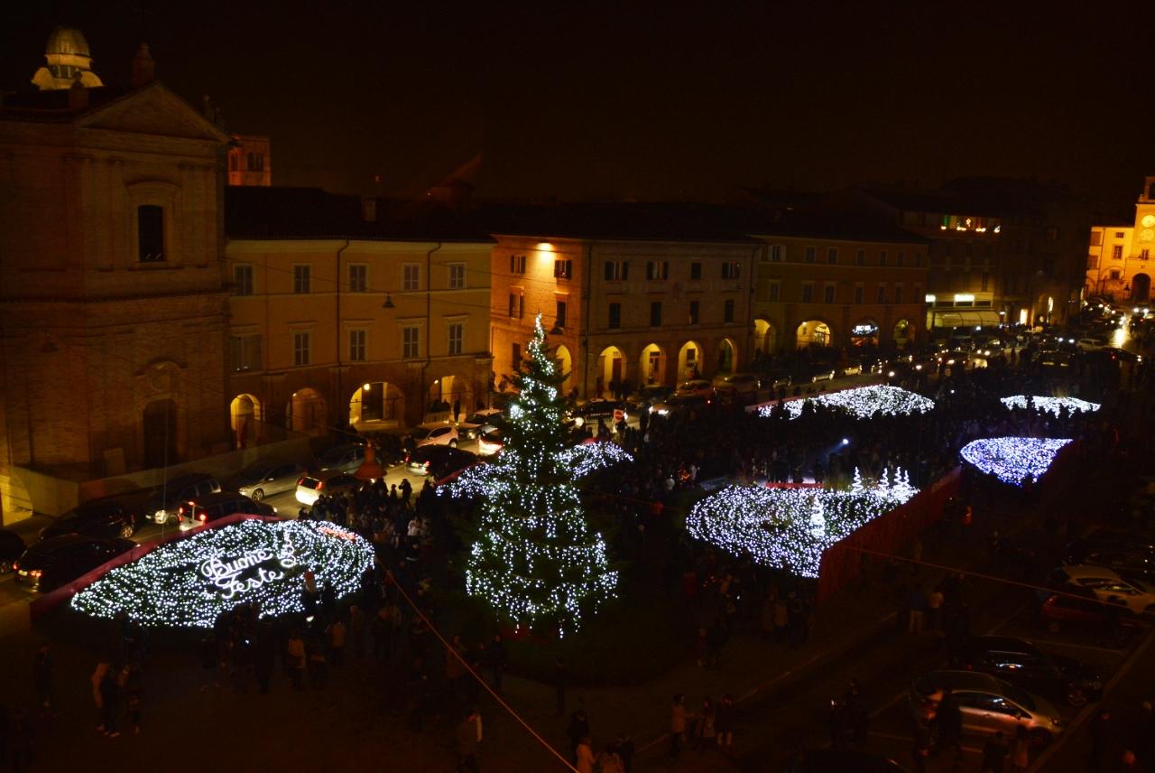 San Severino Marche, piazza del Popolo si illumina con un milione di luci