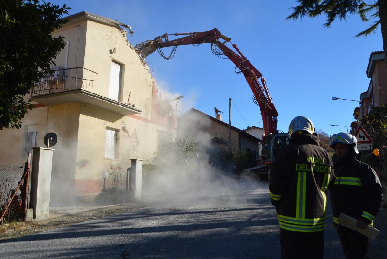 Terremoto, a San Severino Marche iniziato l’abbattimento degli edifici