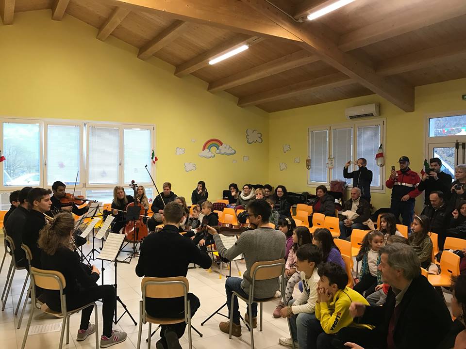 Donati strumenti musicali alla banda della scuola di Acquasanta Terme