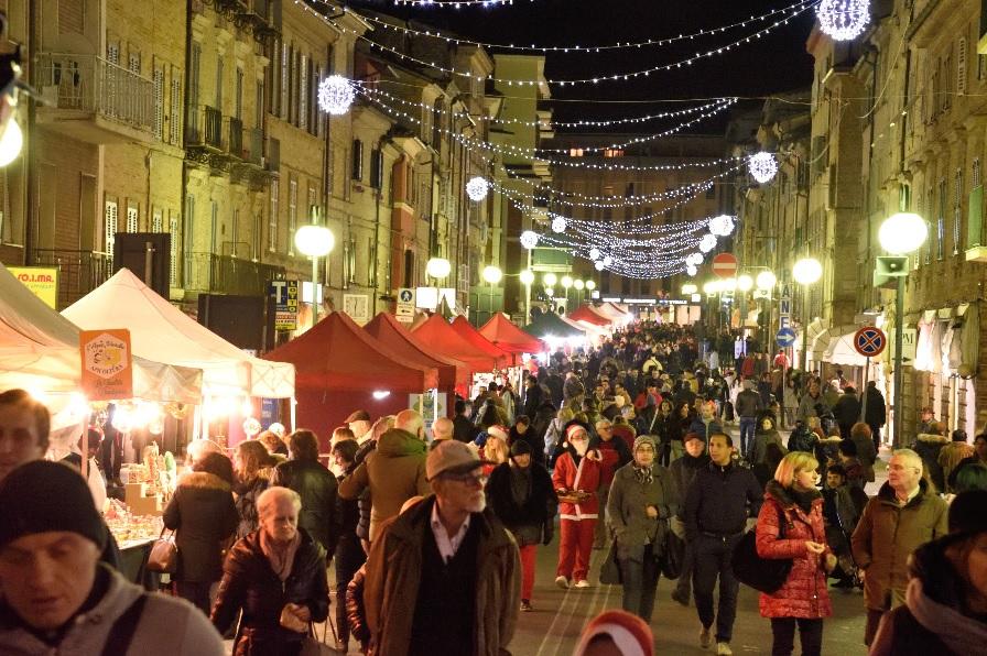 Macerata, in corso Cairoli mercatini natalizi artigianali e solidarietà