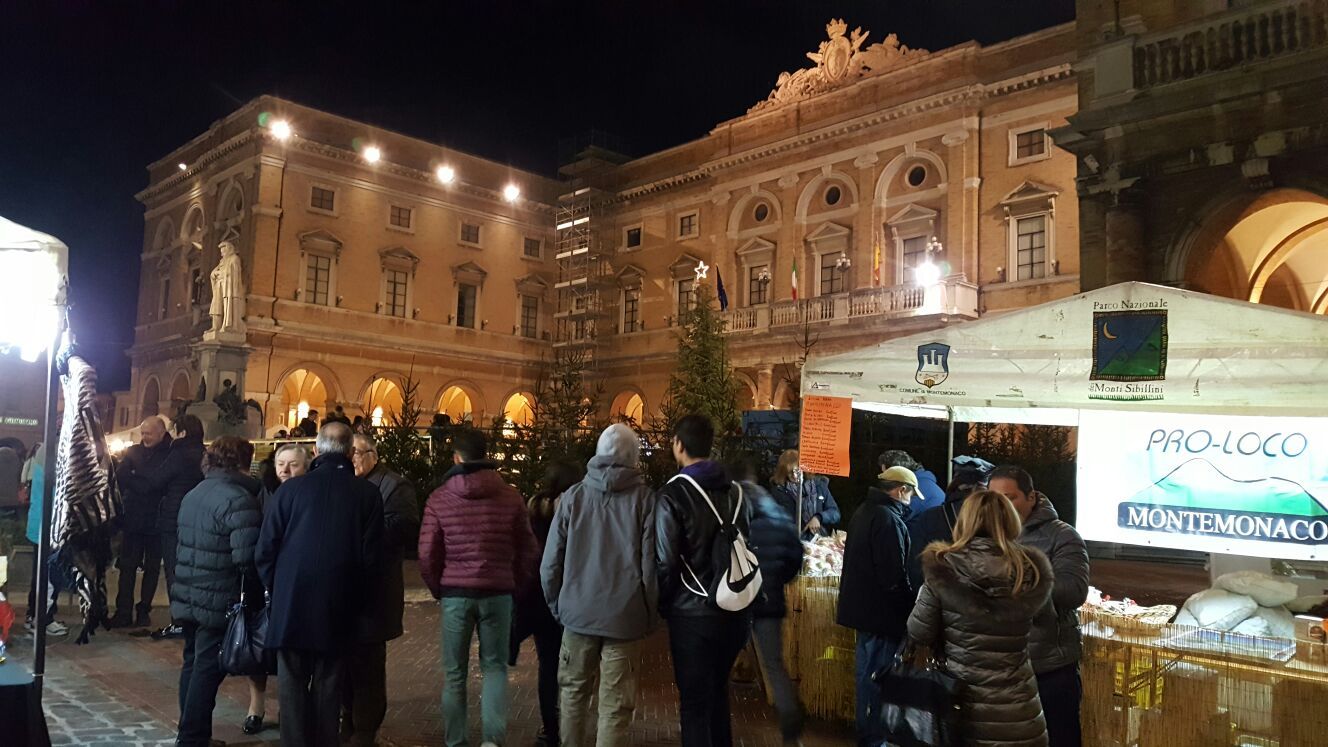 Recanati, piazza Leopardi gremita per la festa prenatalizia nel fine settimana