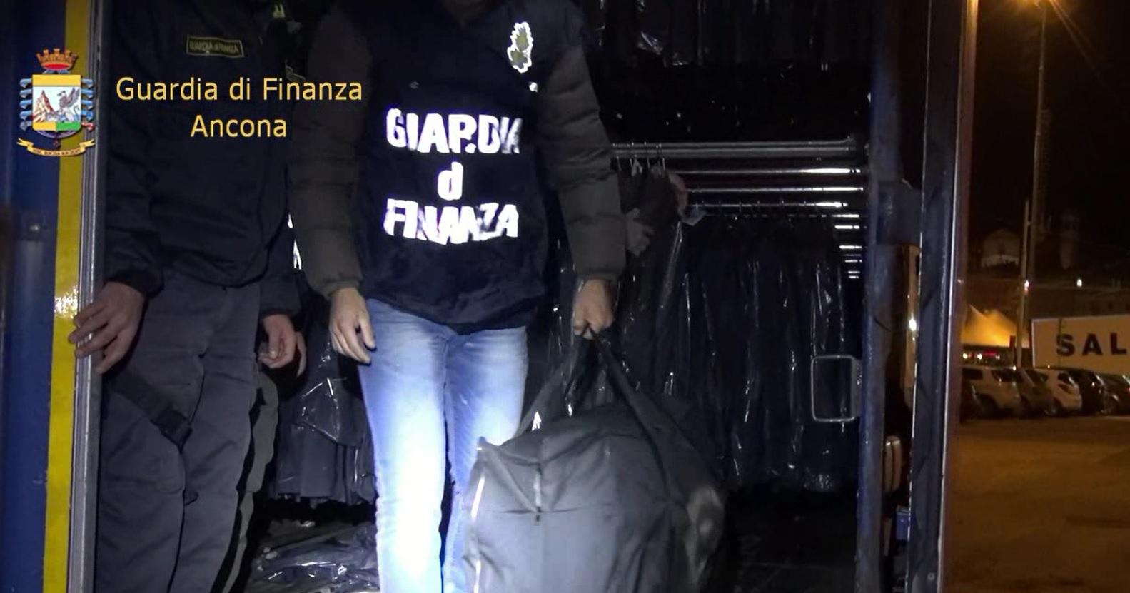 Porto di Ancona, arrestato dalla Finanza camionista con 91 kg di marijuana