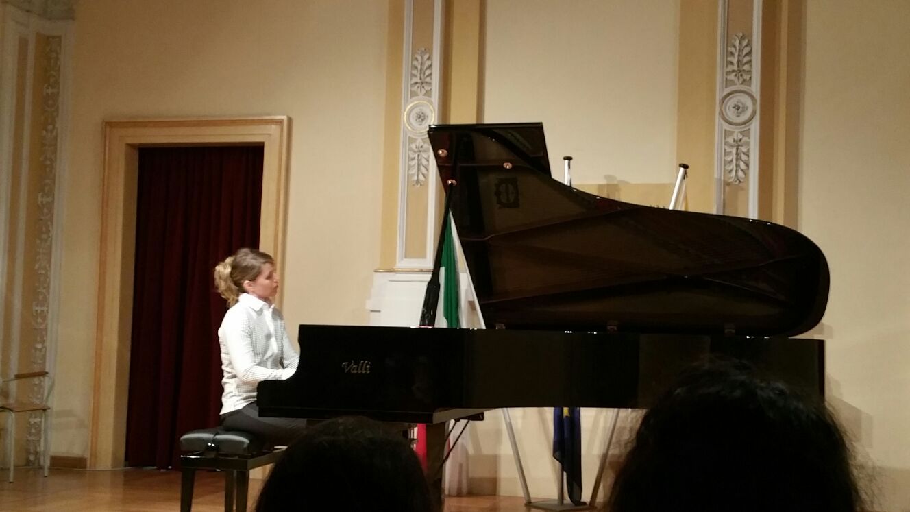 La pianista Maceratini in concerto a Recanati, fondi per il Liceo Musicale di Camerino