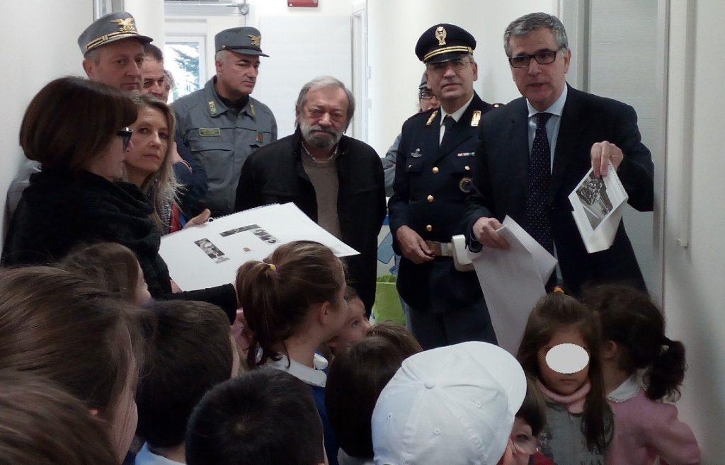 Il questore Giancarlo Pallini consegna i calendari della Polizia di Stato