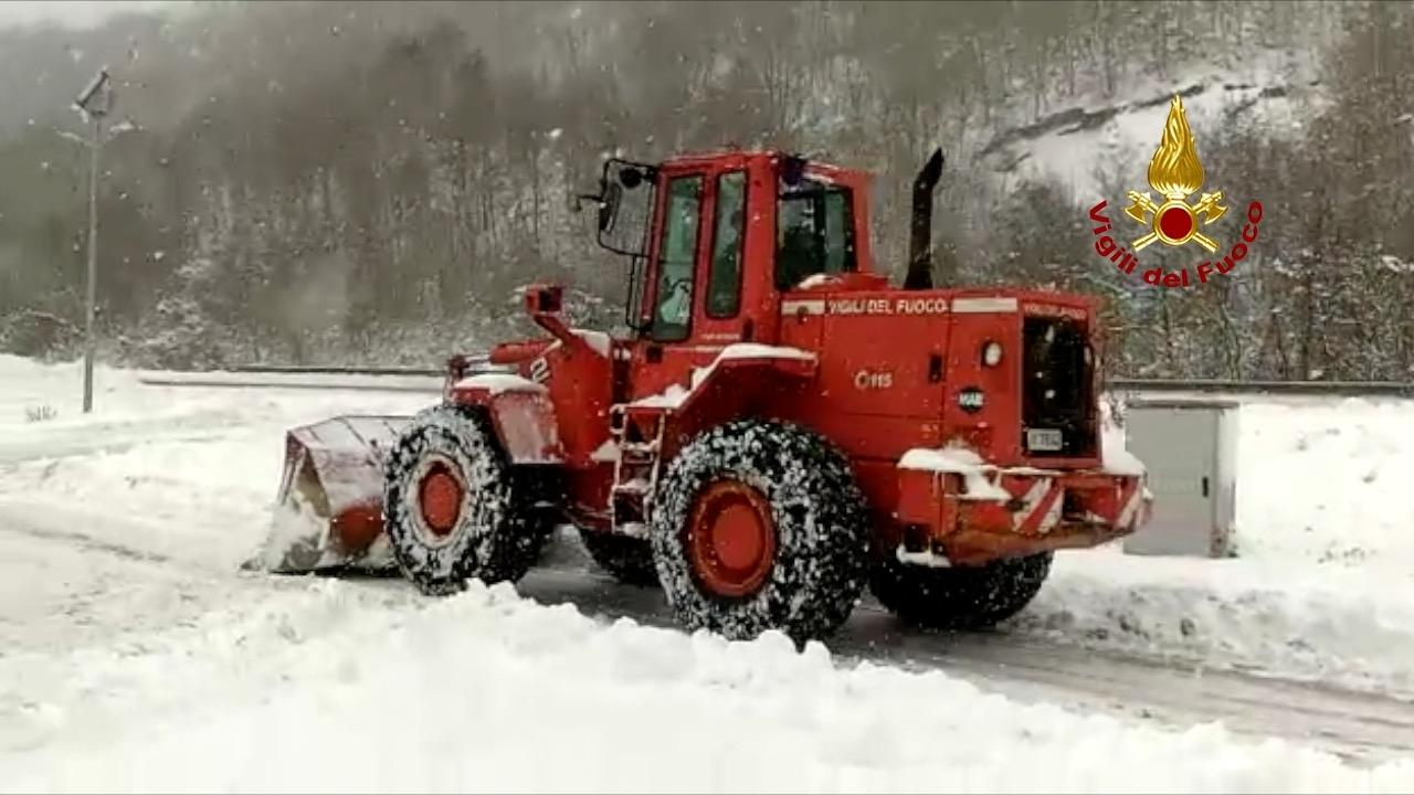 Neve: traliccio caduto sulla 77 a Muccia, crescono le utenze senza luce