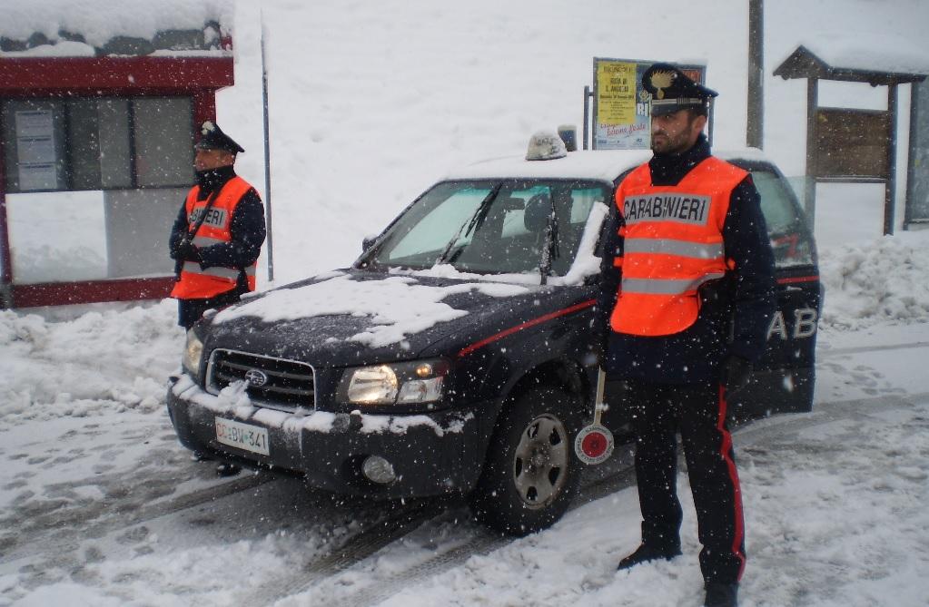 Freddo e neve, i Carabinieri all’opera per assistere i cittadini