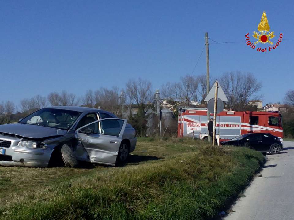 Incidente stradale a Chiarino di Recanati, tre feriti