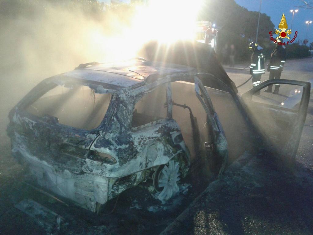 Auto in fiamme a Porto Recanati, vettura in bilico su ponte a Fabriano