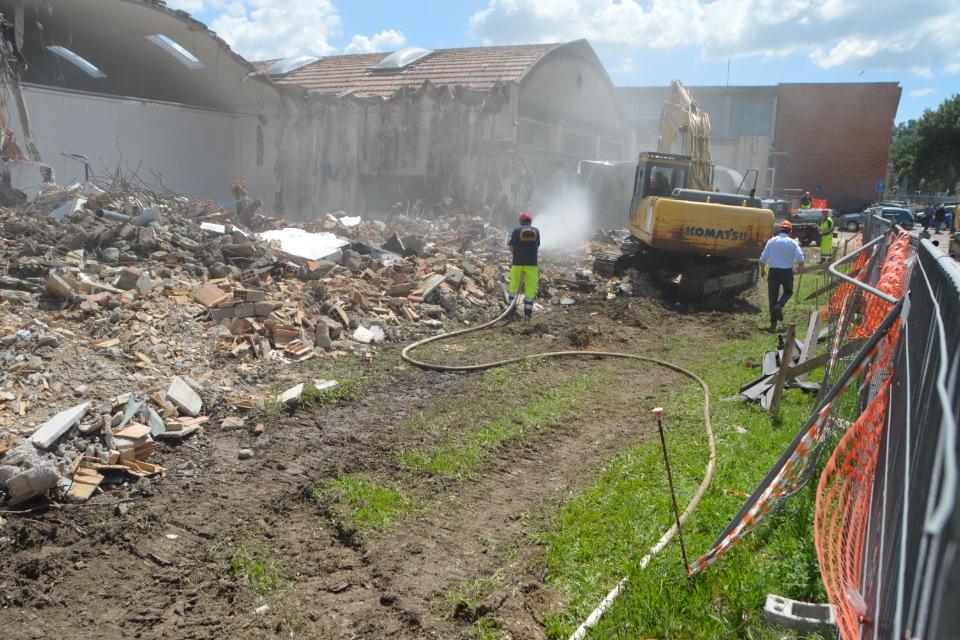 Nelle foto: la demolizione delle vecchie officine e dei laboratori del “Divini”