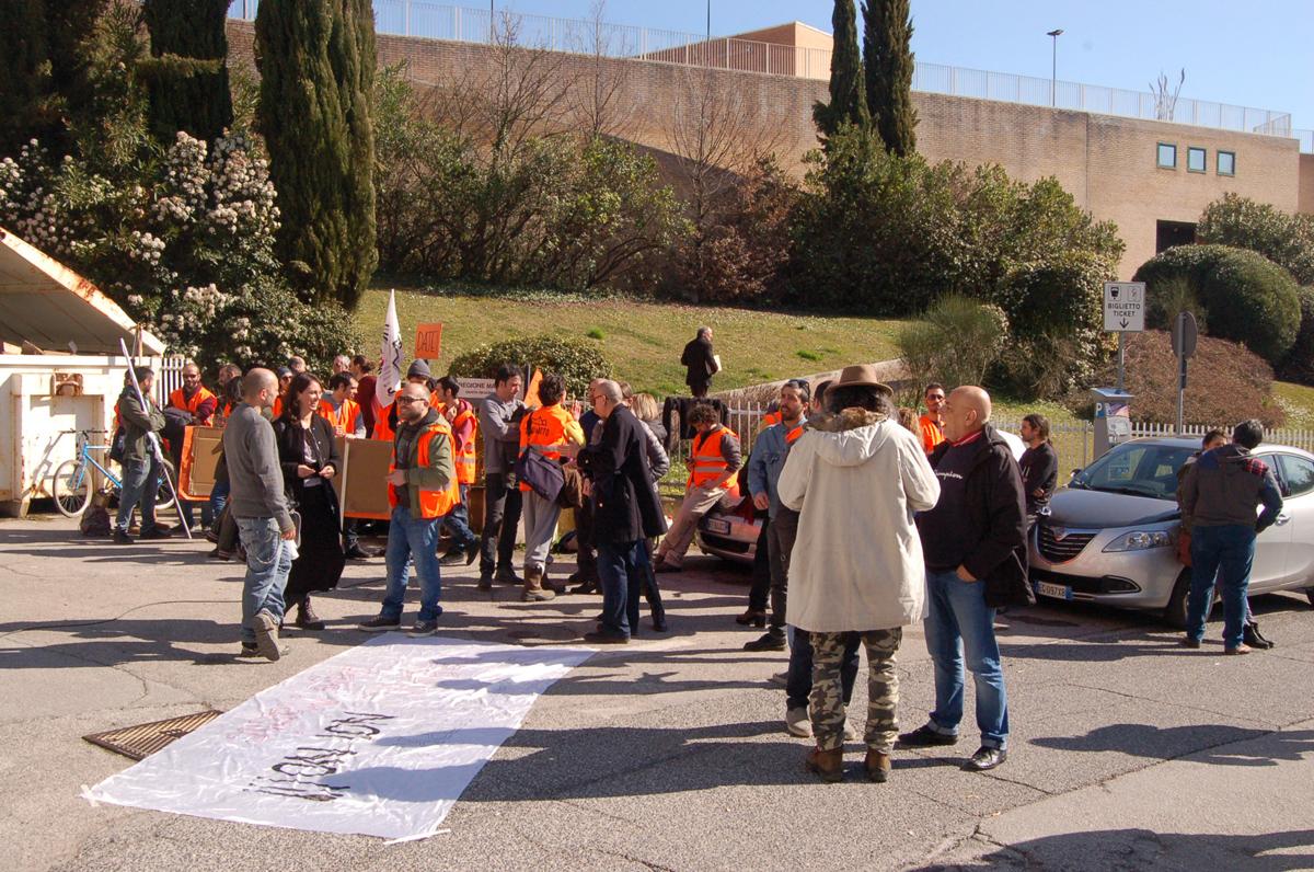 Sit-in di “Terre in moto” davanti alla Regione, delegazione incontra Spuri