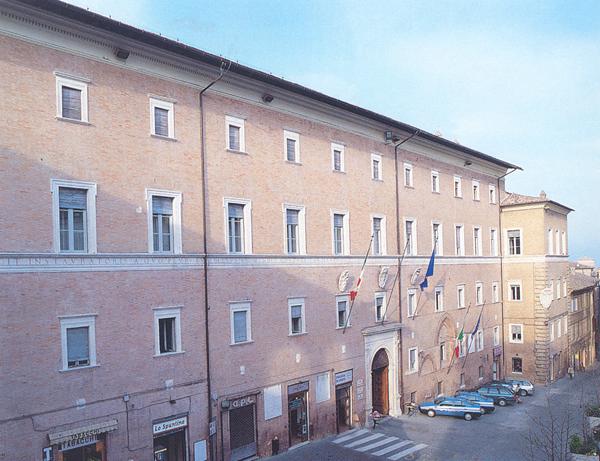 Sit-in a Macerata per lo stop della Regione ai contributi per i disabili