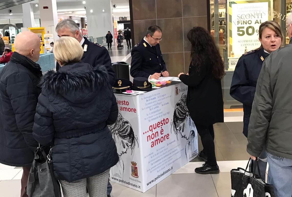 Violenza sulle donne, oltre 100 persone al punto informativo della Polizia