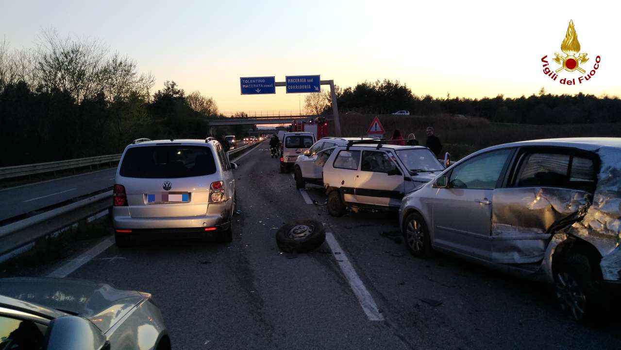 Incidente sulla superstrada vicino Macerata Sud, ferite tre persone