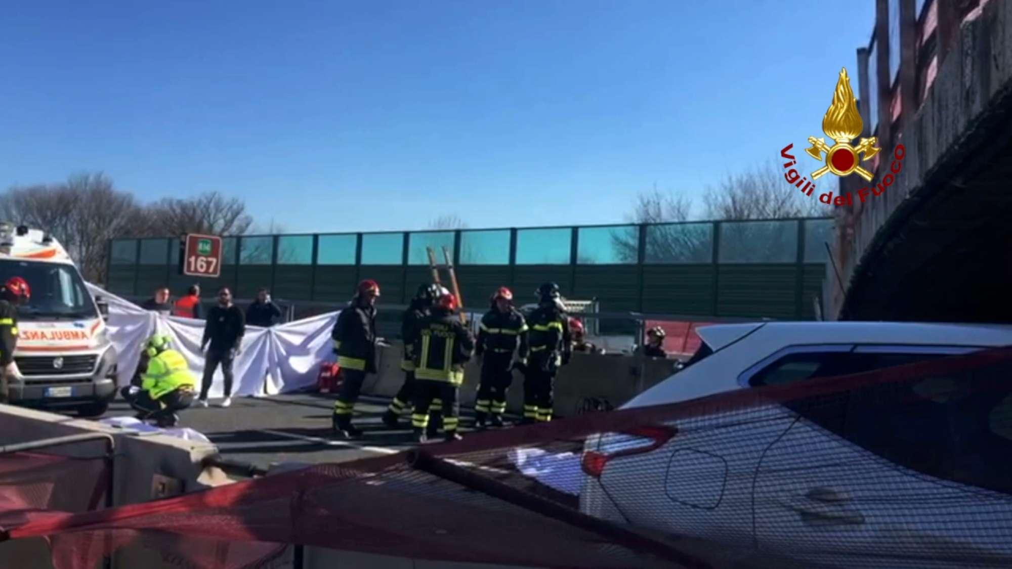 Crolla ponte su A14 tra Ancona Sud e Loreto, due morti e due feriti