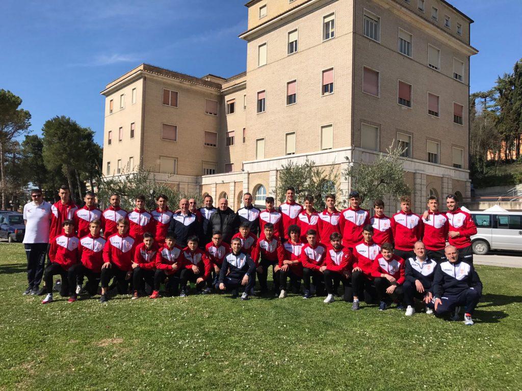 I giovani della Maceratese prima della partenza per la Viareggio Cup