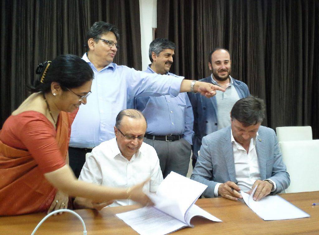 La firma dell’accordo di joint venture in India, a sinistra il presidente di Pidilite M. B. Parekh e a destra il presidente di ICA Sandro Paniccia