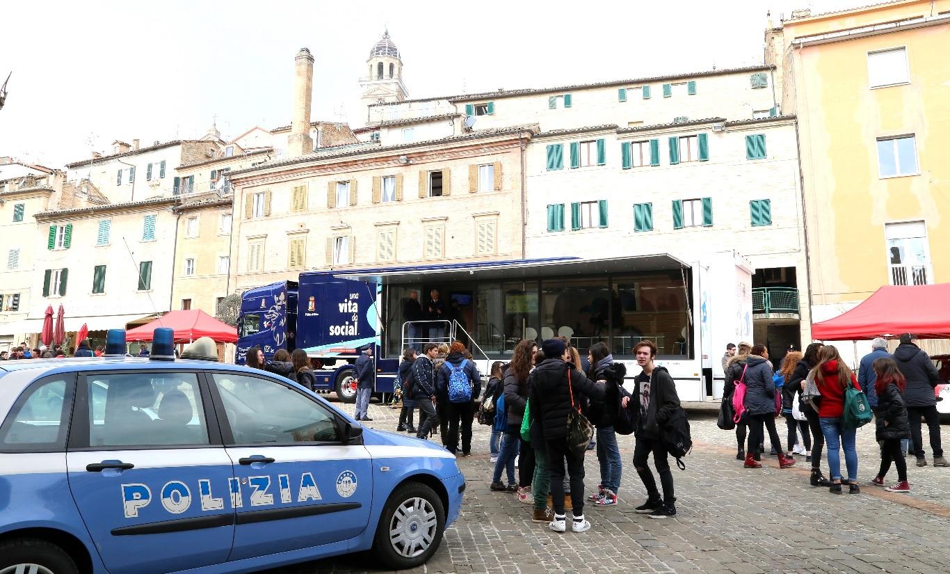 Una vita da social, la campagna della Polizia a Porto Recanati e Camerino