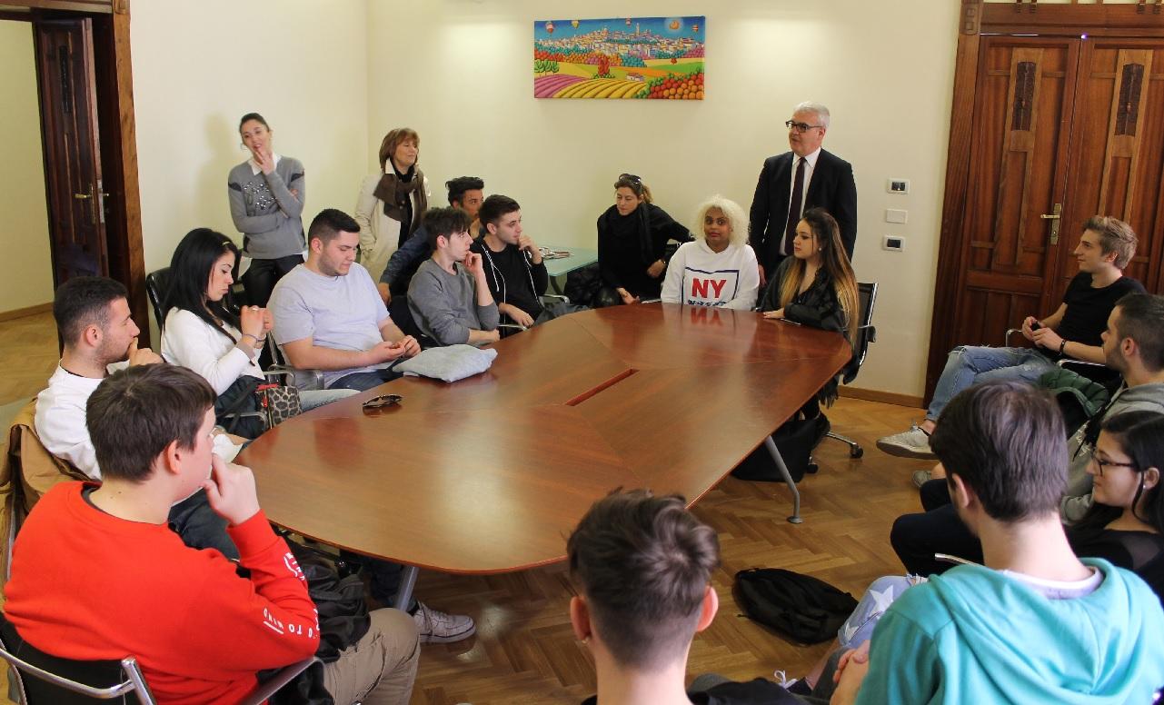 Macerata, studenti dell’Istituto Aleandri ricevuti dal sindaco Carancini