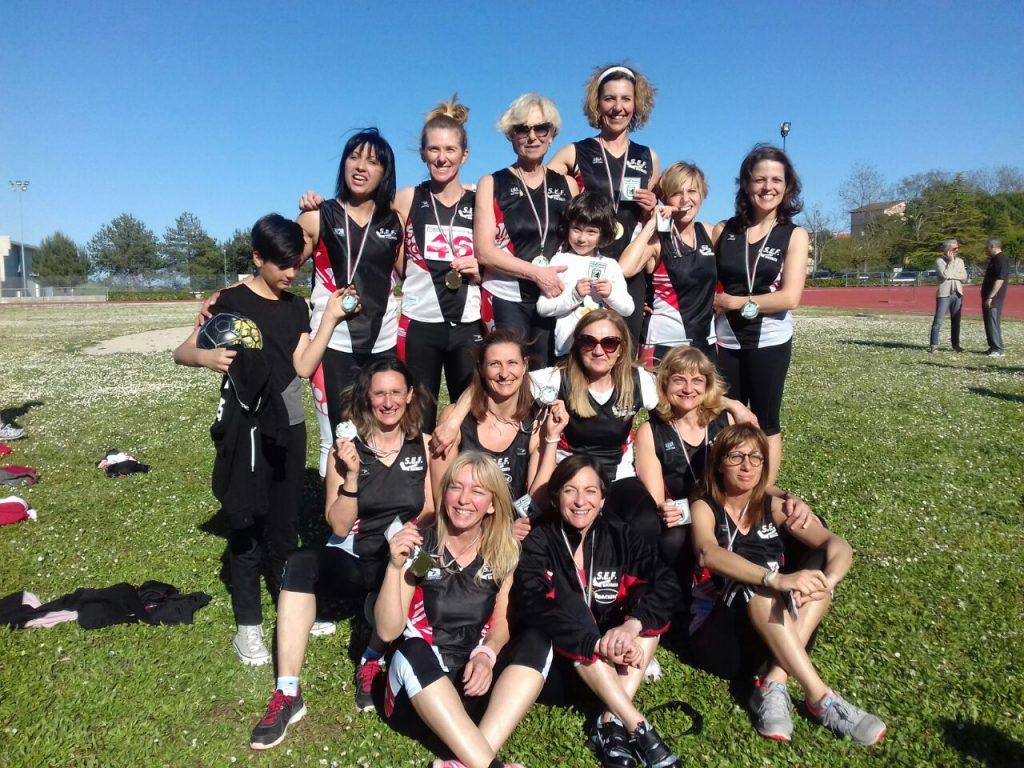 La squadra femminile. Sopra la staffetta 4x400