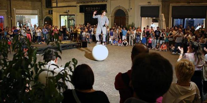 Macerata, sabato pomeriggio circo e shopping al Garibaldi Street Fest