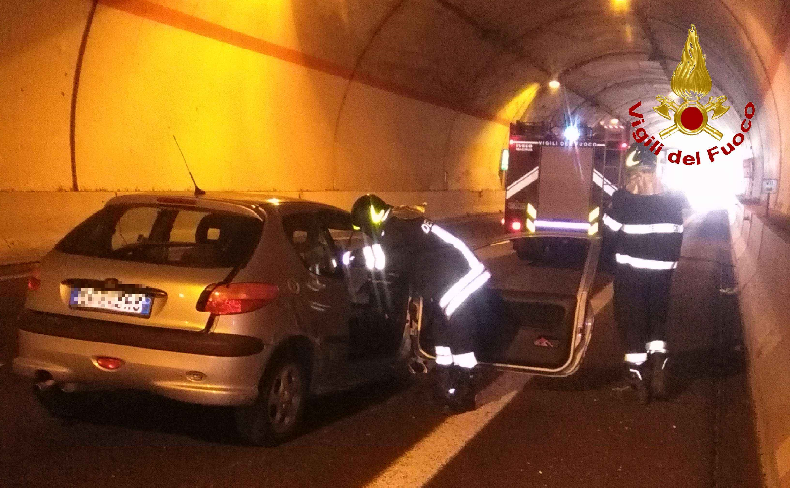 Camerino, incidente stradale in galleria sulla ss 77 con un ferito